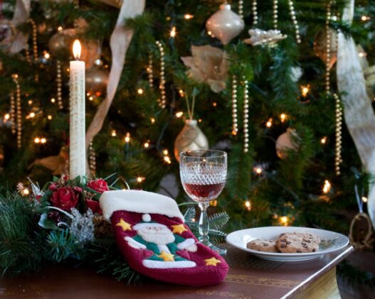 Portvin i glas foran juletræet